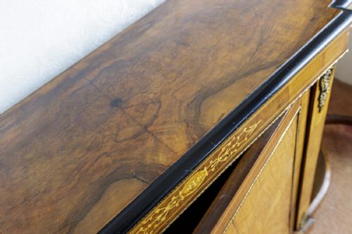 A VERY FINE BURR WALNUT CREDENZA IN GOOD ORIGINAL CONDITION - ADDITIONAL PHOTO 7