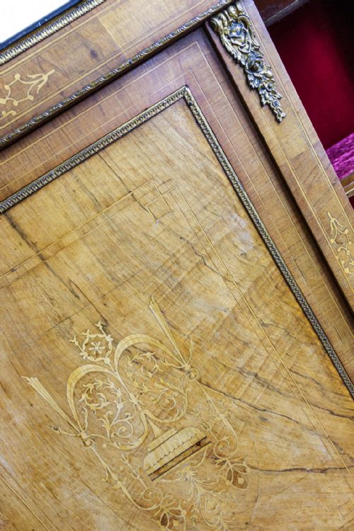 A VERY FINE BURR WALNUT CREDENZA IN GOOD ORIGINAL CONDITION - ADDITIONAL PHOTO 8