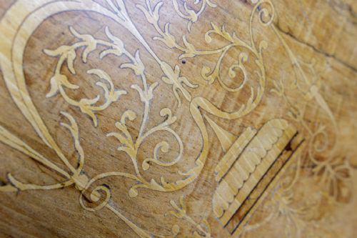 A VERY FINE BURR WALNUT CREDENZA IN GOOD ORIGINAL CONDITION - ADDITIONAL PHOTO 10