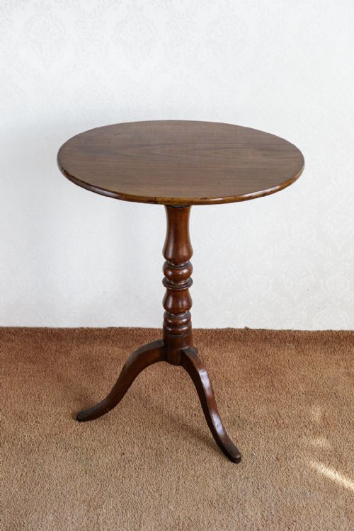 an attractive 19th century mahogany oval topped tripod table - CATEGORY: ANTIQUE TABLES - DATED 19TH CENTURY