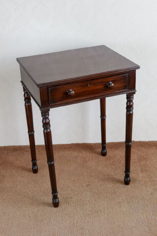 A MOST ATTRACTIVE MID 19TH CENTURY MAHOGANY SIDE TABLE OF SMALL SIZE - ADDITIONAL PHOTO 1