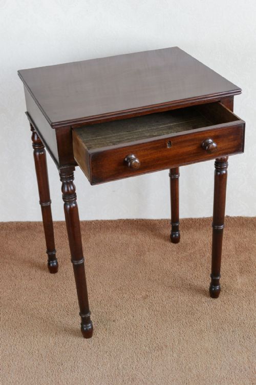 A MOST ATTRACTIVE MID 19TH CENTURY MAHOGANY SIDE TABLE OF SMALL SIZE - ADDITIONAL PHOTO 2