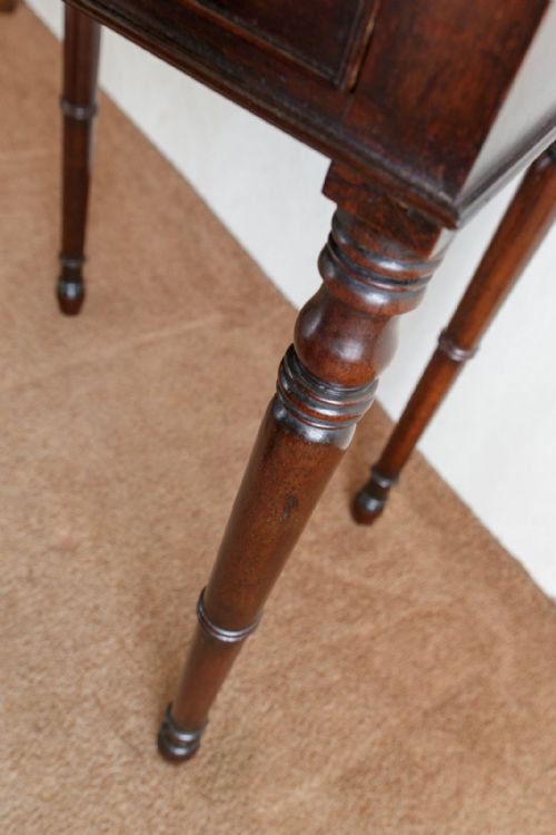 A MOST ATTRACTIVE MID 19TH CENTURY MAHOGANY SIDE TABLE OF SMALL SIZE - ADDITIONAL PHOTO 3