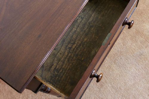A MOST ATTRACTIVE MID 19TH CENTURY MAHOGANY SIDE TABLE OF SMALL SIZE - ADDITIONAL PHOTO 4