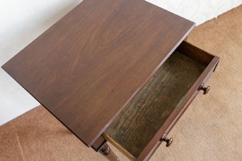 A MOST ATTRACTIVE MID 19TH CENTURY MAHOGANY SIDE TABLE OF SMALL SIZE - ADDITIONAL PHOTO 5