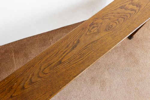 AN ATTRACTIVE AND UNUSUAL ARTS AND CRAFTS OAK BENCH - ADDITIONAL PHOTO 2