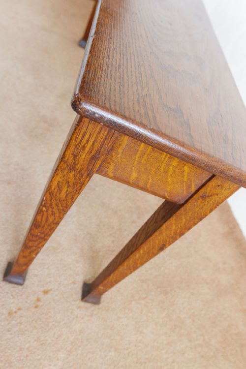 AN ATTRACTIVE AND UNUSUAL ARTS AND CRAFTS OAK BENCH - ADDITIONAL PHOTO 3