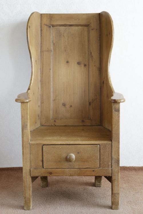 A VERY DESIRABLE ANTIQUE PINE PANELLED LAMBING CHAIR - ADDITIONAL PHOTO 4