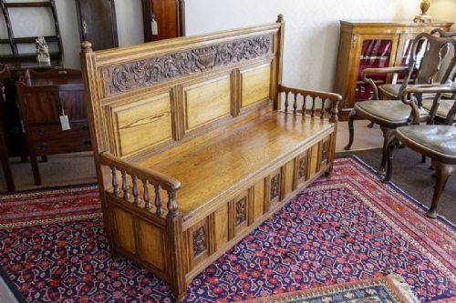 FINE QUALITY SETTLE IN COLUMBIAN PINE - ADDITIONAL PHOTO 1