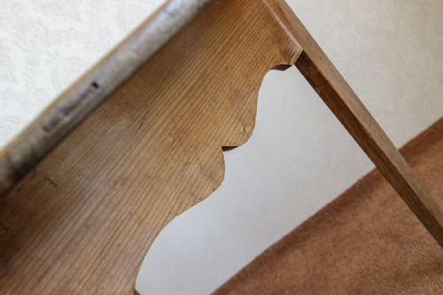 ANTIQUE CRICKET TABLE IN PINE - ADDITIONAL PHOTO 4