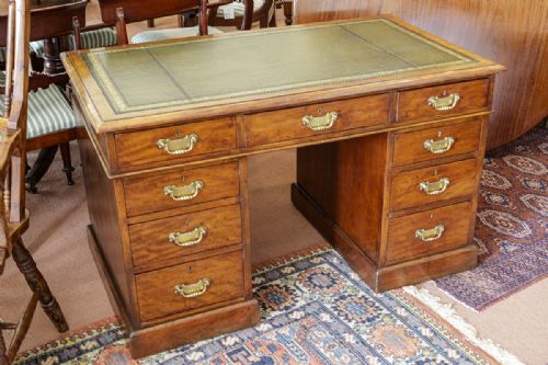 fine quality victorian kneehole desk in mahogany - CATEGORY: ANTIQUE DESKS - DATED 19TH CENTURY