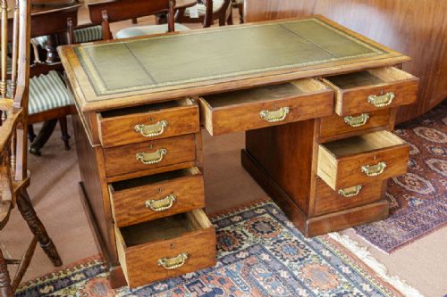 FINE QUALITY VICTORIAN KNEEHOLE DESK IN MAHOGANY - ADDITIONAL PHOTO 1