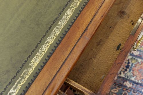 FINE QUALITY VICTORIAN KNEEHOLE DESK IN MAHOGANY - ADDITIONAL PHOTO 2