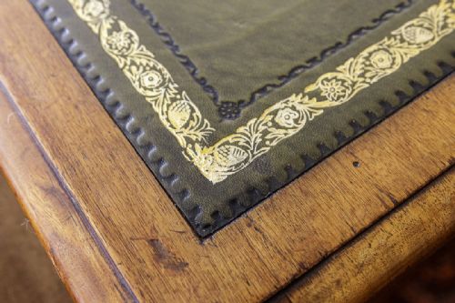 FINE QUALITY VICTORIAN KNEEHOLE DESK IN MAHOGANY - ADDITIONAL PHOTO 3