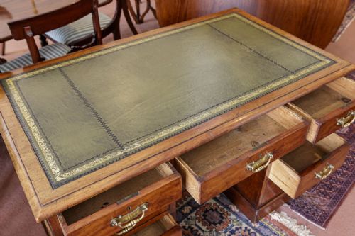 FINE QUALITY VICTORIAN KNEEHOLE DESK IN MAHOGANY - ADDITIONAL PHOTO 4