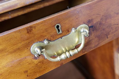 FINE QUALITY VICTORIAN KNEEHOLE DESK IN MAHOGANY - ADDITIONAL PHOTO 7