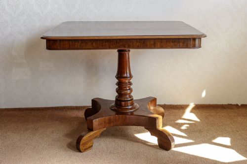 small mahogany breakfast table - CATEGORY: ANTIQUE TABLES - DATED 19TH CENTURY