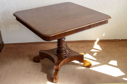 SMALL MAHOGANY BREAKFAST TABLE - ADDITIONAL PHOTO 3
