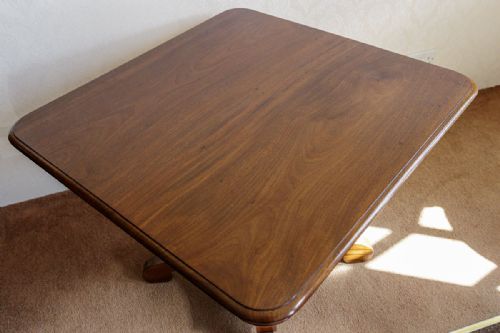 SMALL MAHOGANY BREAKFAST TABLE - ADDITIONAL PHOTO 4