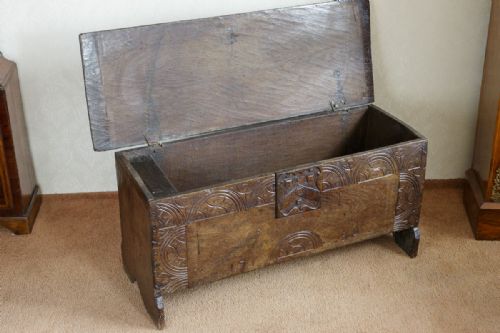 LATE 17TH OR EARLY 18TH CENTURY OAK PLANK CHEST - ADDITIONAL PHOTO 2