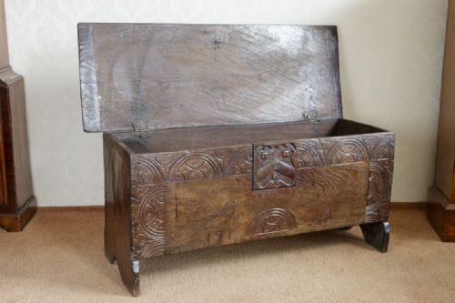 LATE 17TH OR EARLY 18TH CENTURY OAK PLANK CHEST - ADDITIONAL PHOTO 3