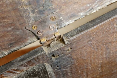 LATE 17TH OR EARLY 18TH CENTURY OAK PLANK CHEST - ADDITIONAL PHOTO 4