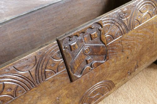 LATE 17TH OR EARLY 18TH CENTURY OAK PLANK CHEST - ADDITIONAL PHOTO 5