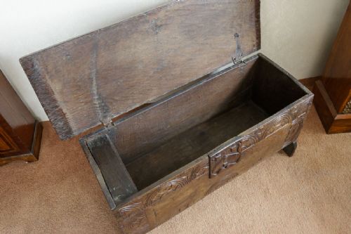 LATE 17TH OR EARLY 18TH CENTURY OAK PLANK CHEST - ADDITIONAL PHOTO 6