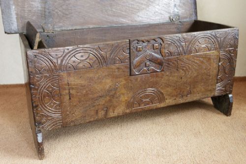 LATE 17TH OR EARLY 18TH CENTURY OAK PLANK CHEST - ADDITIONAL PHOTO 9
