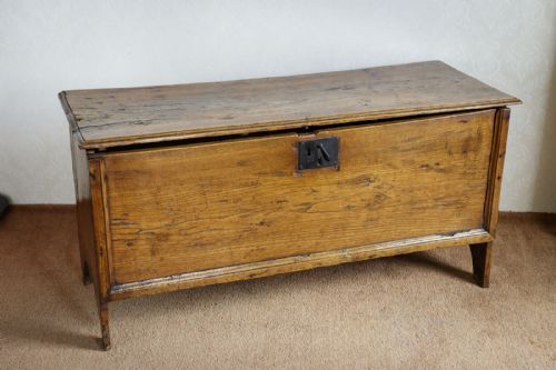 18th century english elm sword or plank chest - CATEGORY: ANTIQUE CHESTS - DATED 18TH CENTURY