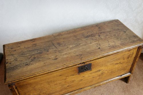 18TH CENTURY ENGLISH ELM SWORD OR PLANK CHEST - ADDITIONAL PHOTO 3