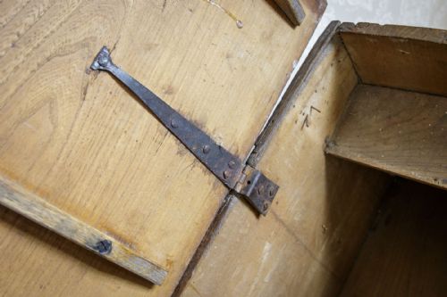 18TH CENTURY ENGLISH ELM SWORD OR PLANK CHEST - ADDITIONAL PHOTO 4