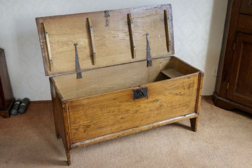 18TH CENTURY ENGLISH ELM SWORD OR PLANK CHEST - ADDITIONAL PHOTO 6