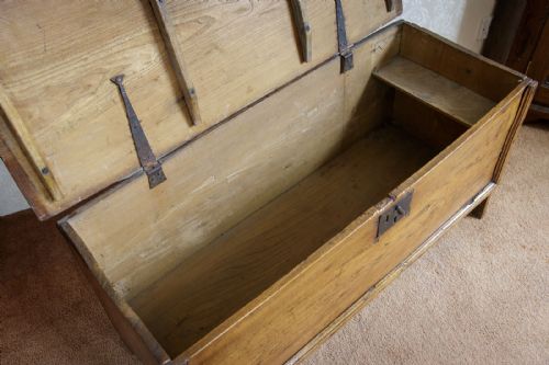 18TH CENTURY ENGLISH ELM SWORD OR PLANK CHEST - ADDITIONAL PHOTO 7
