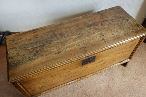 18TH CENTURY ENGLISH ELM SWORD OR PLANK CHEST - ADDITIONAL PHOTO 8