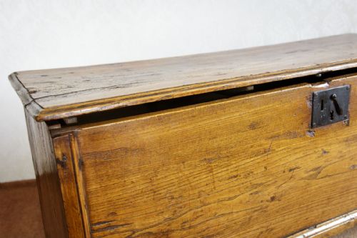 18TH CENTURY ENGLISH ELM SWORD OR PLANK CHEST - ADDITIONAL PHOTO 9
