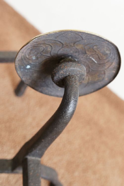 GOOD PAIR OF 18TH CENTURY FORGED IRON AND BRASS FIRE DOGS - ADDITIONAL PHOTO 2