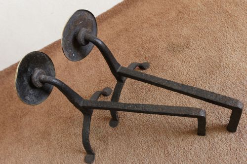 GOOD PAIR OF 18TH CENTURY FORGED IRON AND BRASS FIRE DOGS - ADDITIONAL PHOTO 3