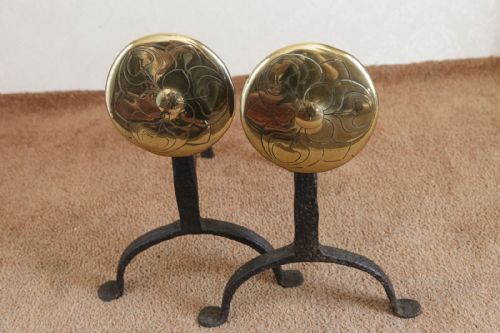 GOOD PAIR OF 18TH CENTURY FORGED IRON AND BRASS FIRE DOGS - ADDITIONAL PHOTO 4