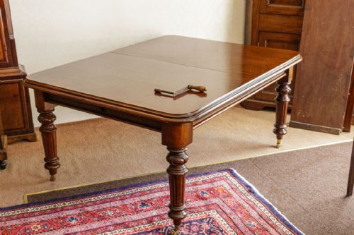 smart victorian extending dining table in mahogany - CATEGORY: ANTIQUE TABLES - DATED 19TH CENTURY