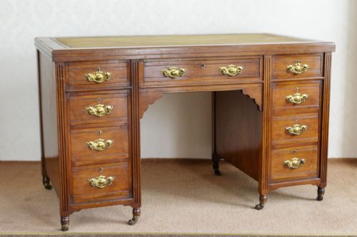 late victorian kneehole desk in walnut - CATEGORY: ANTIQUE DESKS - DATED 19TH CENTURY