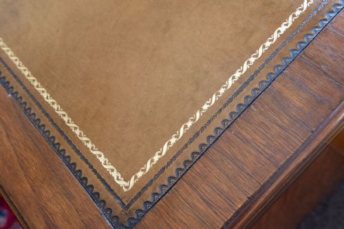 LATE VICTORIAN KNEEHOLE DESK IN WALNUT - ADDITIONAL PHOTO 4