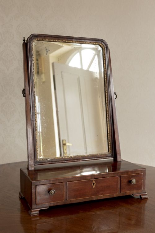 very attractive late 18th century mahogany dressing mirror - CATEGORY: ANTIQUE MIRRORS - DATED 19TH CENTURY