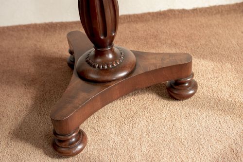 WONDERFUL CIRCULAR PEDESTAL STYLE TABLE IN MAHOGANY - ADDITIONAL PHOTO 3