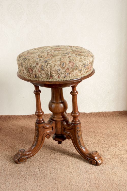 a victorian adjustable piano stool made from beautiful walnut - CATEGORY: ANTIQUE STOOLS - DATED 19TH CENTURY