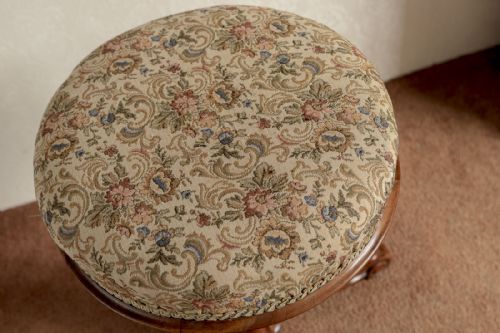 A VICTORIAN ADJUSTABLE PIANO STOOL MADE FROM BEAUTIFUL WALNUT - ADDITIONAL PHOTO 2