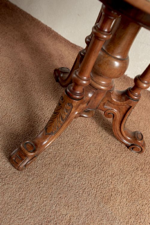 A VICTORIAN ADJUSTABLE PIANO STOOL MADE FROM BEAUTIFUL WALNUT - ADDITIONAL PHOTO 3