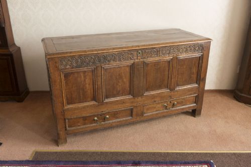 good early 18th century oak mule chest - CATEGORY: ANTIQUE SIDEBOARDS - DATED 18TH CENTURY