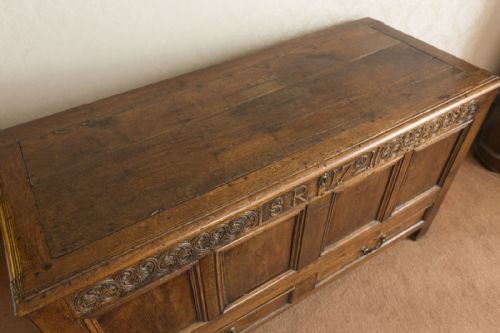 GOOD EARLY 18TH CENTURY OAK MULE CHEST - ADDITIONAL PHOTO 2
