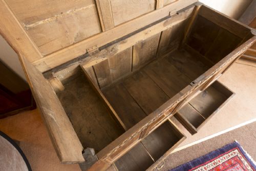 GOOD EARLY 18TH CENTURY OAK MULE CHEST - ADDITIONAL PHOTO 8